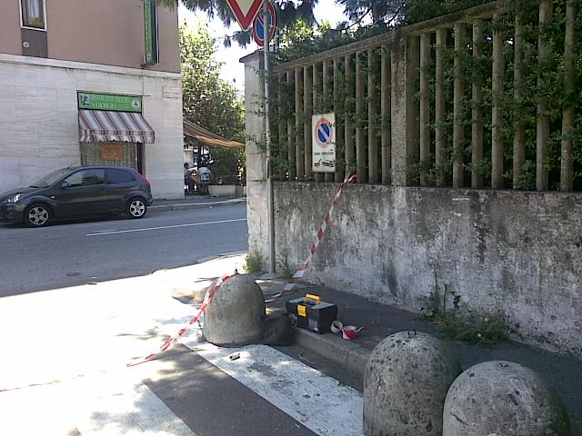 estranei con le biciclette nel cortile privato